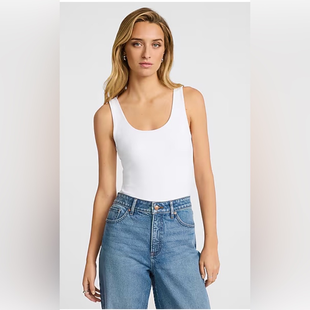 Express Body Contour High Compression Scoop Neck Bodysuit